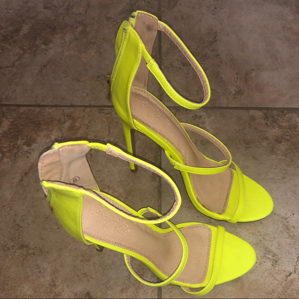 Neón Three Strap Sandals Size 8